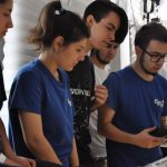 Uchenici upravlqvat robot v bitka