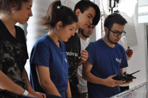 Uchenici upravlqvat robot v bitka